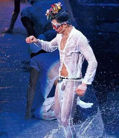 吴京与谢楠恋情疑公开 明星开房幽会被拍(组图)