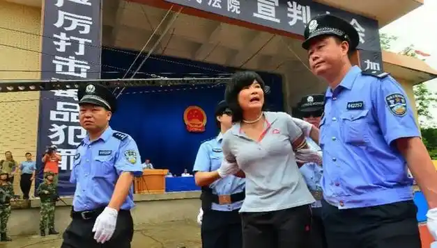 2015年胡巧贤即将被押赴刑场执行死刑的镜头见到家人十分激动