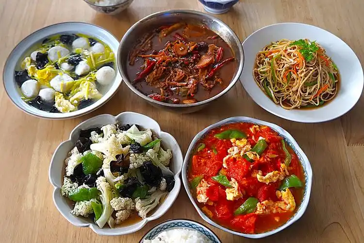 晒苏北一家四口的午餐,4菜1汤全家吃到撑,网友看了却说:太抠门