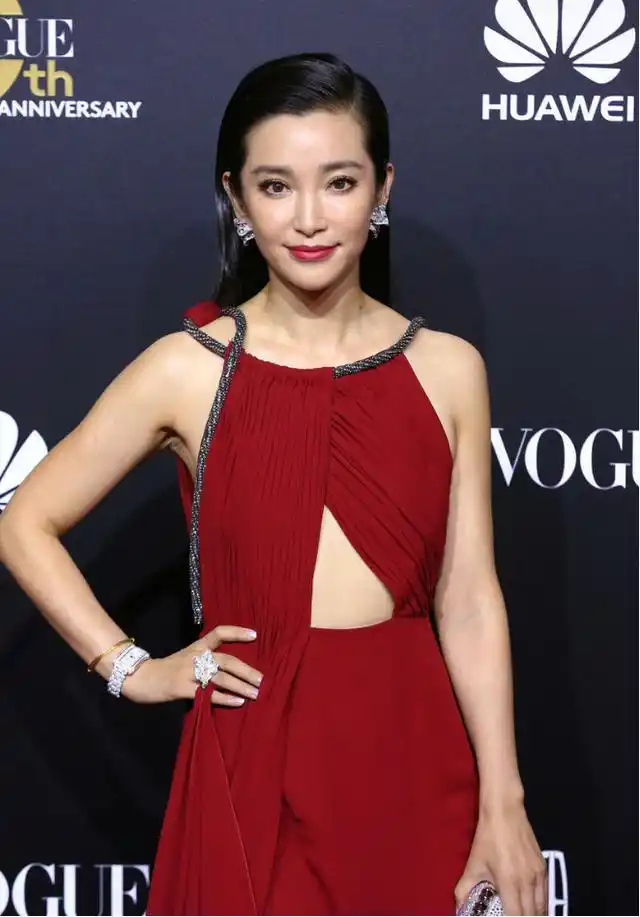 李冰冰搭配大胆穿八字裙颜色鲜艳挺招摇走路兜风有气势