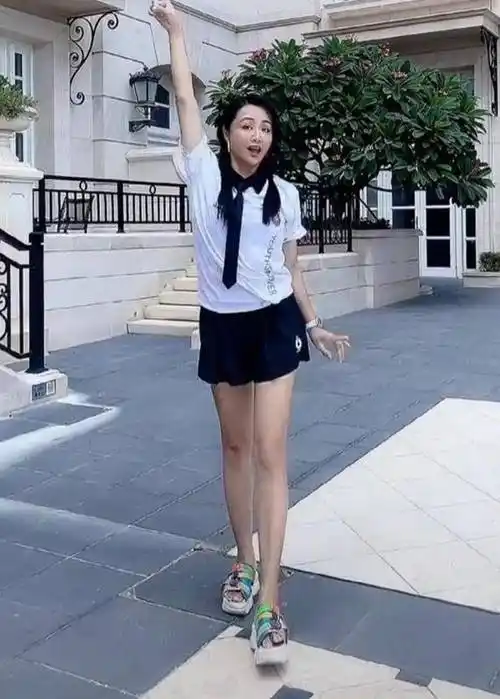 曹颖在这个年纪,还能保持这么好的身材和颜值,真是令人羡慕.