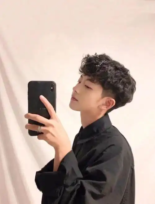 男生锡纸烫短发发型男生"狗啃刘海"短发发型男生"两边铲"短发发型