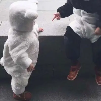 呆萌情侣头像一左一右小孩