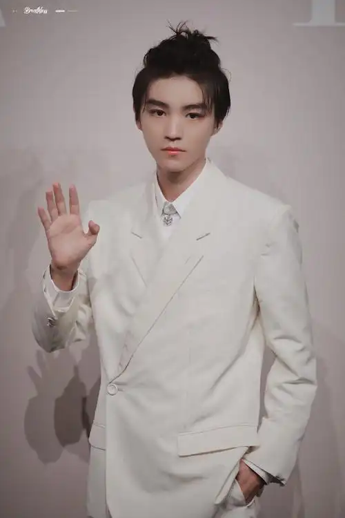 王俊凯纯白西装