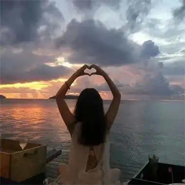 情侣比心手势情侣头像图片大全 一左一右比心的情侣头像一男一女_情侣