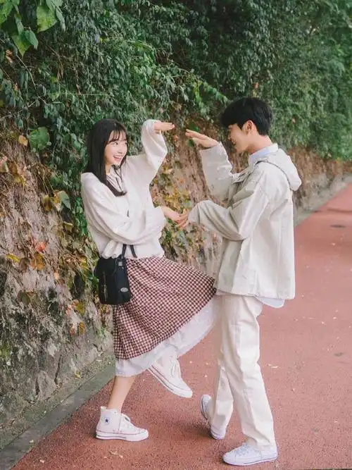 情侣拍照姿势