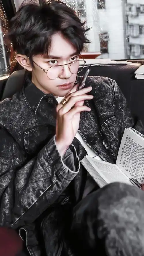 易烊千玺酷飒帅气迷人魅力写真