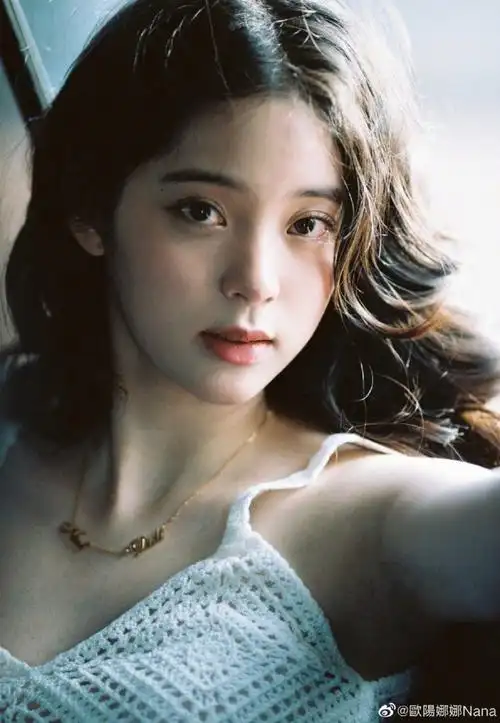 欧阳娜娜晒车内随拍 阳光下秀精致侧颜