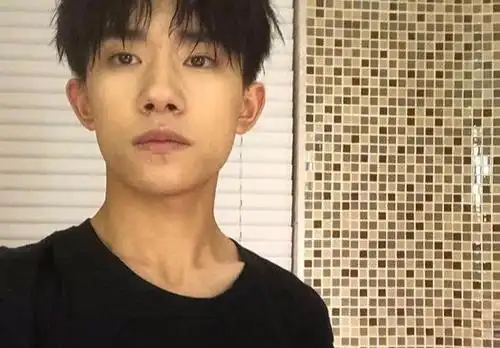 五位不爱化妆的男星:王俊凯嫌弃的小表情,因为他颜高肤好不化妆