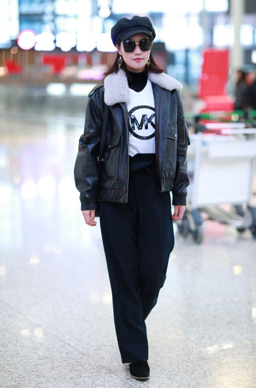 蓝盈莹黑色皮衣搭配阔腿裤帅气而且时尚气质得到提升