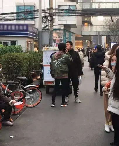 网友偶遇千玺在三里屯打电话,你们猜猜是打给谁的?哈哈哈哈