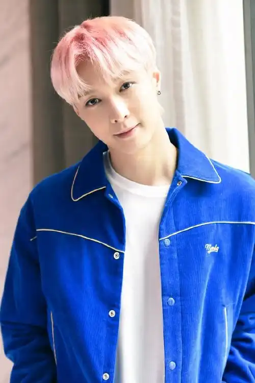 张艺兴粉发蓝衣比心照##张艺兴大航海2巡演