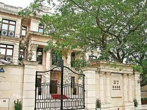 这位打工打出奇迹人生的人,他叫 霍建宁,香港和记黄埔董事总经理.