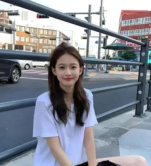 王思聪送女友7万包包女友深夜晒美照疑似在宣示主权