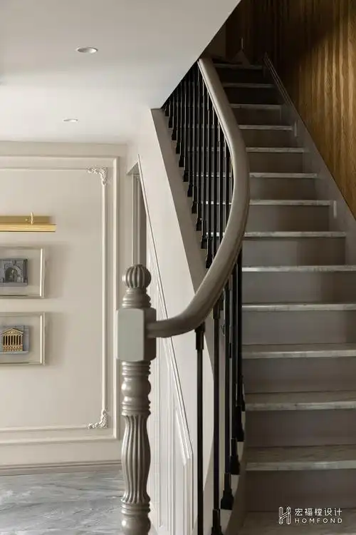 楼梯被设置在原有位置保持原本动线朝向,底部延展呈向上牵引扇状面.