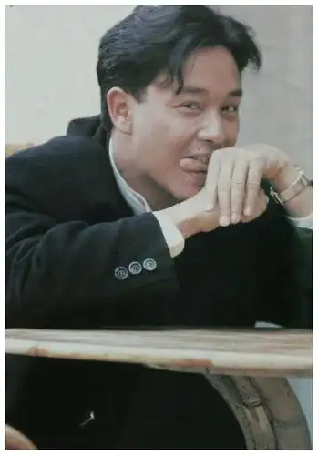 神仙哥哥张国荣证件照罕见曝光白衬衣花领带精神帅气