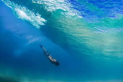 游泳,西方人,一个人,横图,室外,白天,仰视,锻炼,运动,海浪,海洋,欧洲