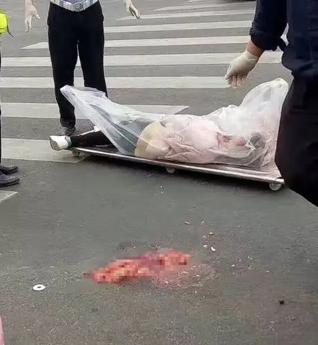 【常州周新闻报】毛骨悚然!女子被重型卡车碾压 脑部组织散落一地