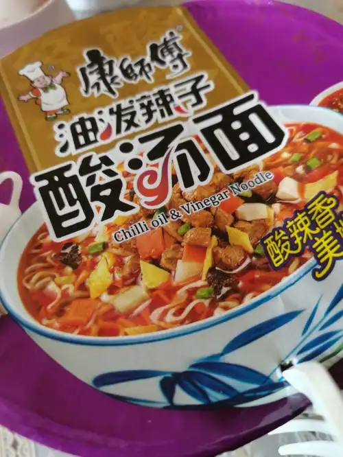 油泼辣子酸汤面在南方小超市几乎不见,在北方非常常见,好好吃是康师傅