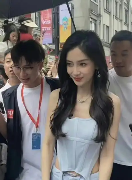 要说娱乐圈中粉丝最多的女明星,那绝对绕不开"85花"杨幂.