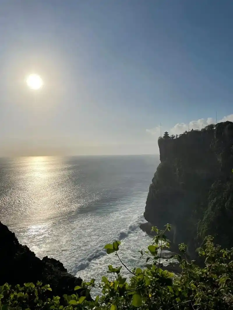 巴厘岛·情人崖.·乌鲁瓦图·情人崖 俯瞰印度洋波涛汹涌的蓝  - 抖音