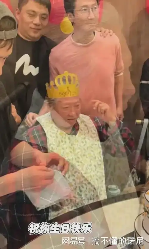 72岁洪金宝坐轮椅出行见断腿乞丐掏500港币给钱方式被盛赞