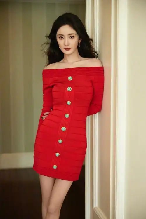 杨幂齐肩红色连衣裙大长腿性感写真