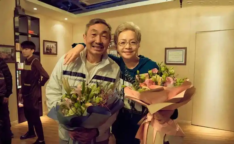 老戏骨杜源:4岁认识爱妻,结婚40年无绯闻,一家三口幸福美满_范小春