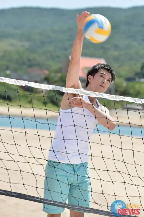 「螺丝小姐」泳装登场 赖雅妍害羞 李毓芬晒出比基尼线