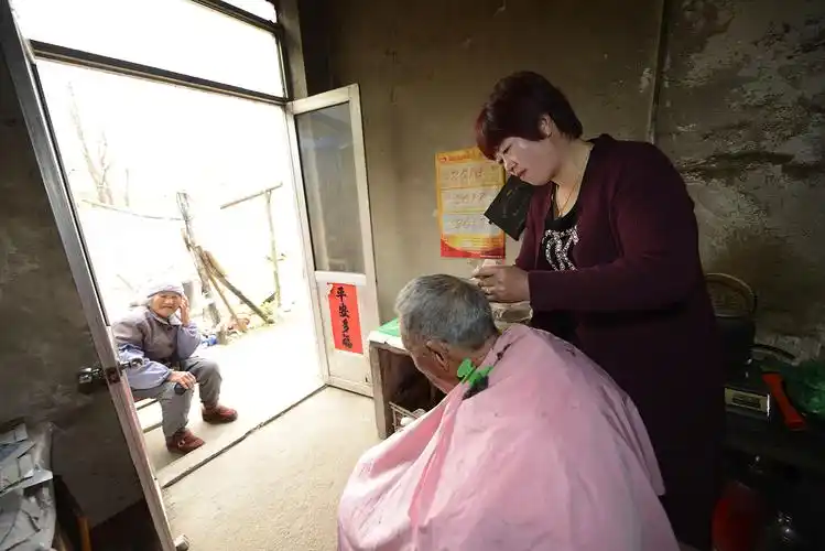 70后女理发师20年情系老人理发20多万人次分文不收