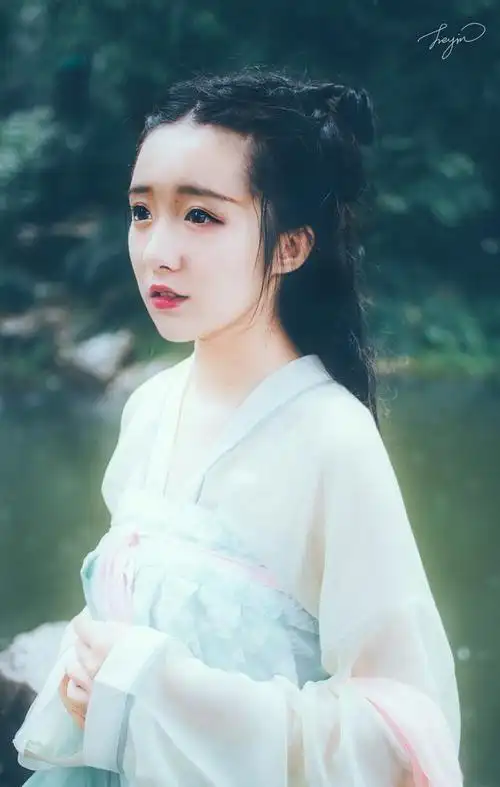 "张翠花一伙人恶狠狠地叫嚣着,把李淑贞围了个水泄不通.