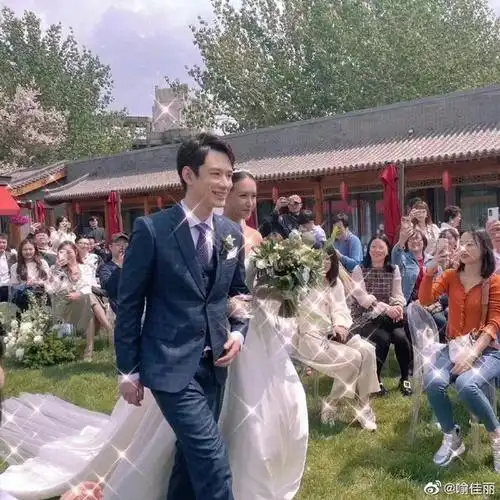 2011届快女重聚!喻佳丽晒出婚礼现场照,李斯丹妮意外缺席