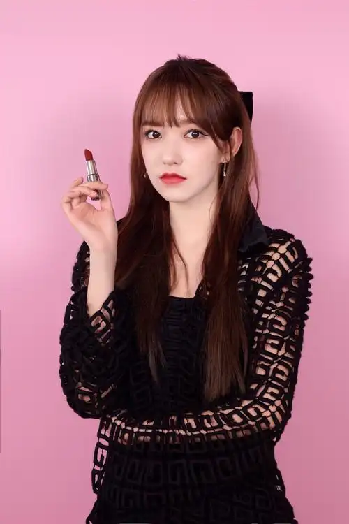 纪梵希美妆特别邀请青年演员,歌手程潇亲临三亚国际免税城,领略2021