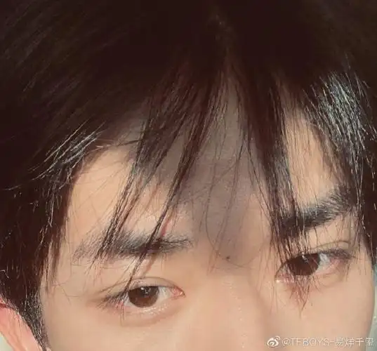 这位帅哥一定知道自己的眼睛特别好看@tfboys-易烊千玺    #易烊千玺