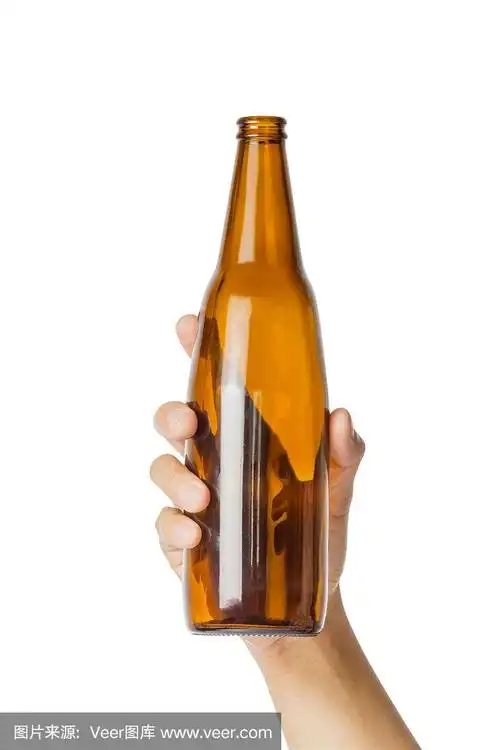 女人的手拿着空啤酒瓶在白色的背景上透明
