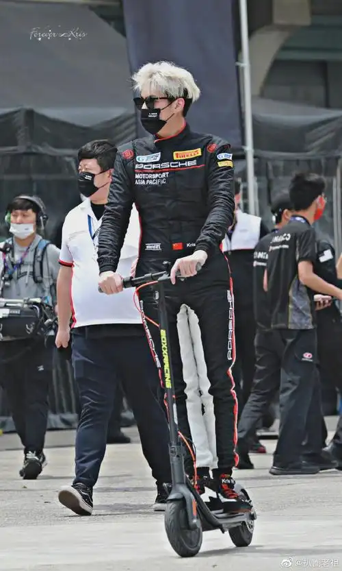 吴亦凡骑车上班