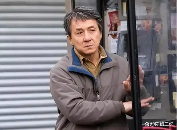 白发,眼神无光,成龙现状令人唏嘘,但还有更糟糕的事情正在发生