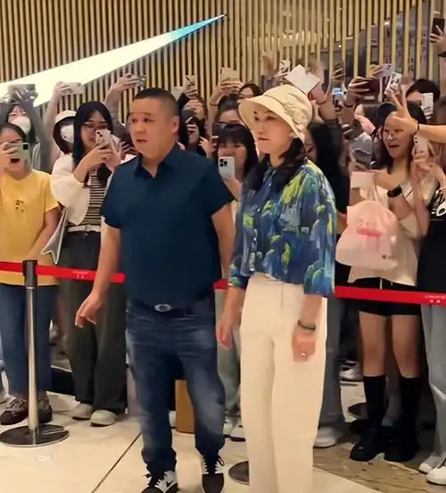 王俊凯爸妈现身苏州,一群女粉丝围观拍照阵仗大,网友直呼太夸张|星爸