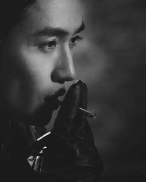 男明星抽烟,鹿晗忧郁,华晨宇陶醉,朱一龙唯美,只有他最无敌!