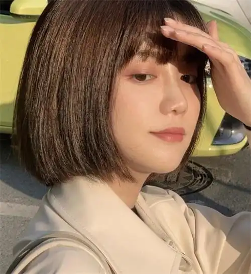 齐肩式的中短直发发型,只需要简单地把头发给披起来就可以变得很清纯