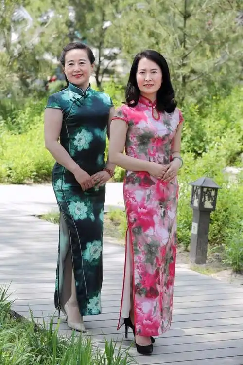 魅力女性旗袍秀惊艳马跑泉水上公园