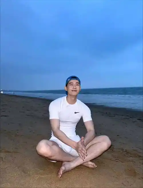 运动健身达人:领略顾田震完美身材的魅力_肌肉_男人_活力