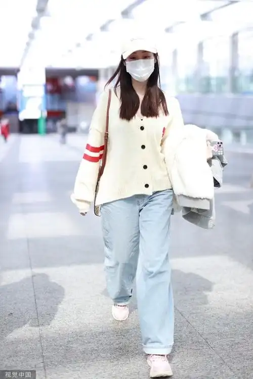 演员祝绪丹街拍米色针织开衫牛仔阔腿裤粉色运动鞋
