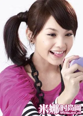 杨丞琳这款发型斜马尾周围一圈头发包住橡皮筋用夹子了么?