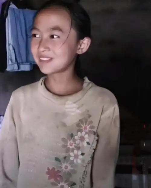 13岁农村女孩白天背弟挖土豆晚上躲被窝看书考试仍是第一名