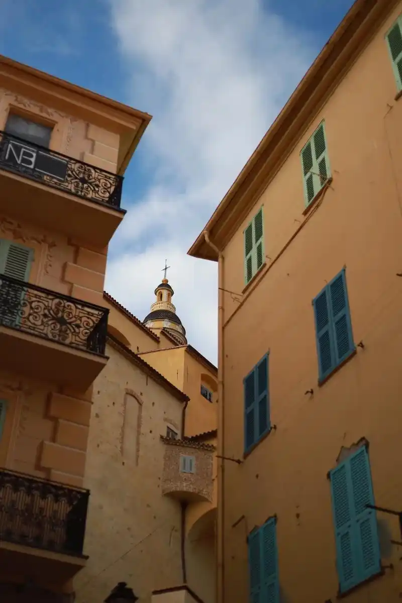 芒通小镇的宁静角落