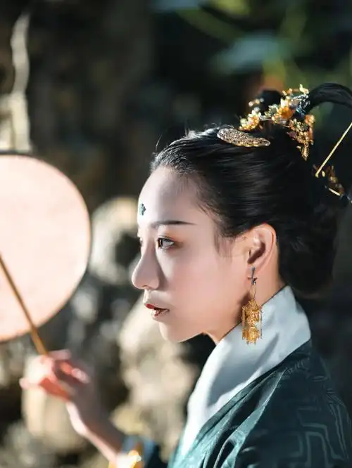 从文物上来看这也是现实中的女子会梳的发髻,依旧参考一些明代画作