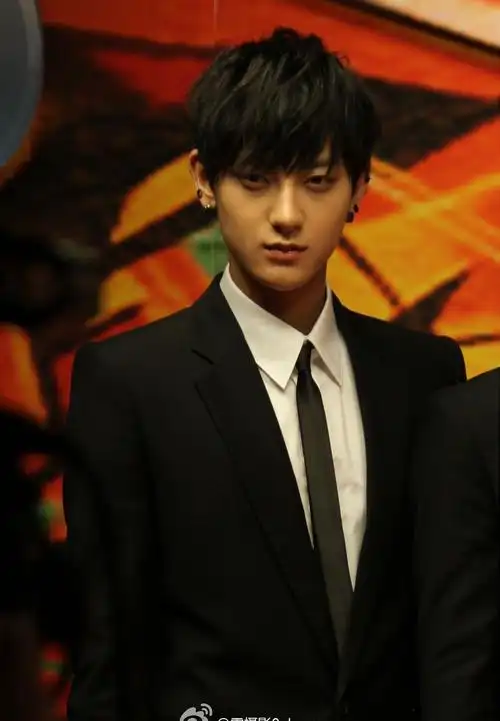 黄子韬帅气生活照