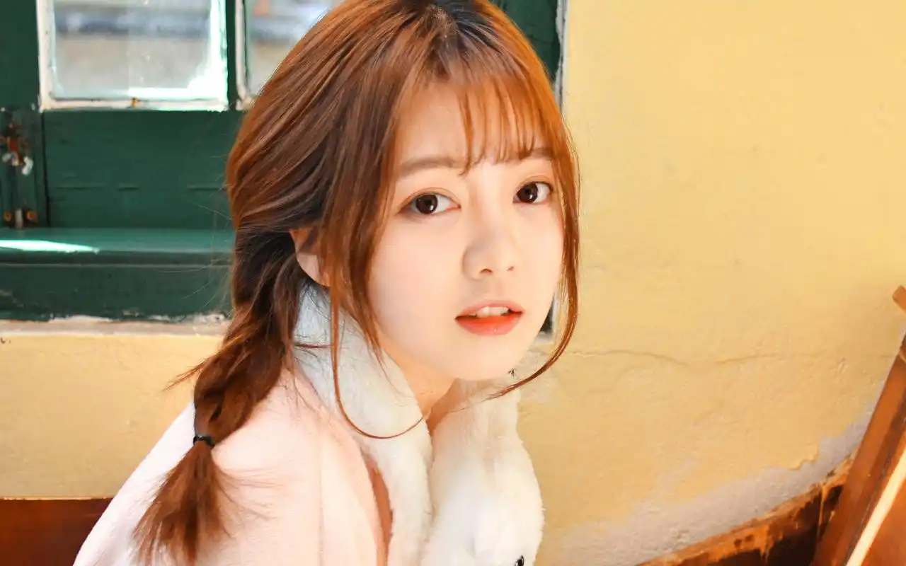 首页 桌面壁纸 美女壁纸 文艺美女居家唯美高清写真图片壁纸1920_1200