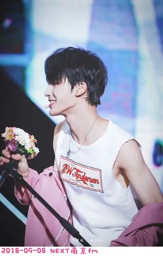 朱正廷出道半年快乐所有造型侧脸合集你不能错过的绝美阿廷